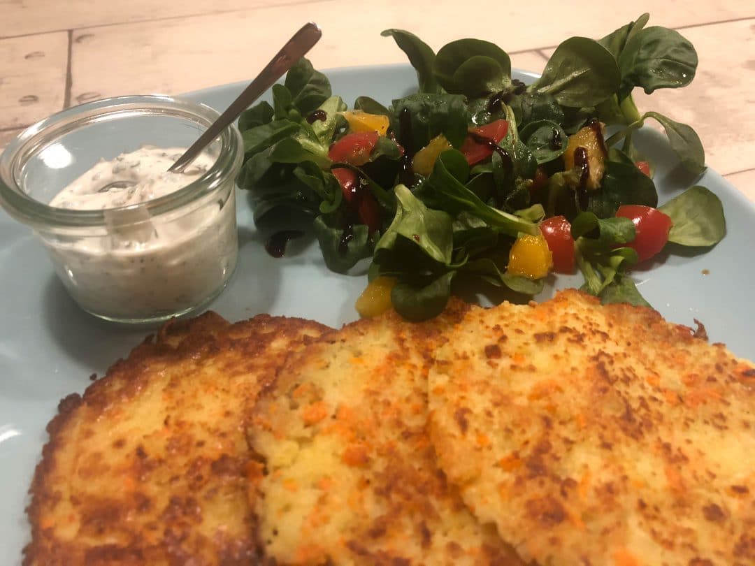 Kartoffel-Karotten-Rösti mit Ziegenfrischkäse und Kräuterquark ...